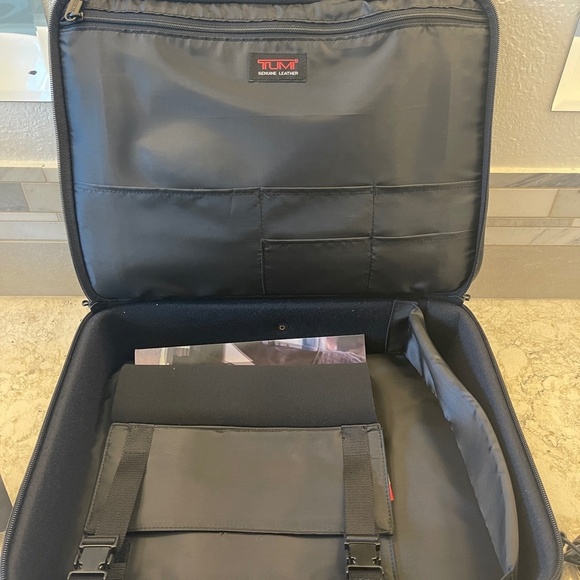 NWT -Tumi The Safecase Computer Brief - Picture 8 of 16